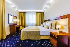 スーペリア スタジオ | 高級寝具、デスク、防音設備、アイロン / アイロン台