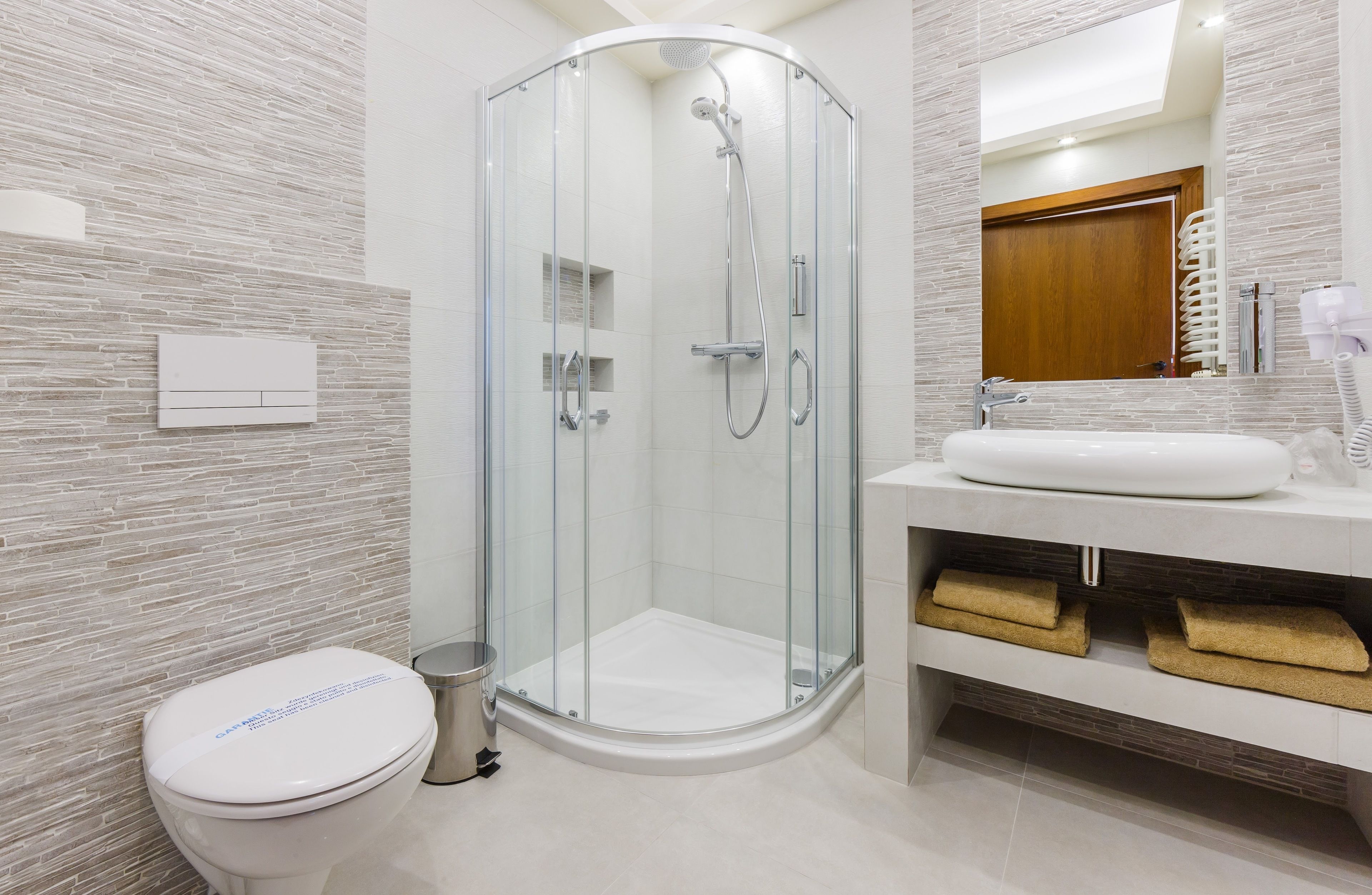 deluxe double or twin room | bathroom | shower, free toiletries, hair dryer, towels