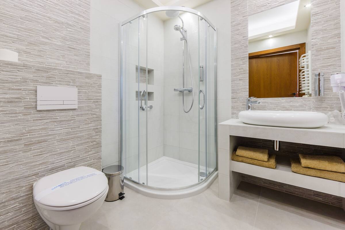 deluxe double or twin room | bathroom | shower, free toiletries, hair dryer, towels