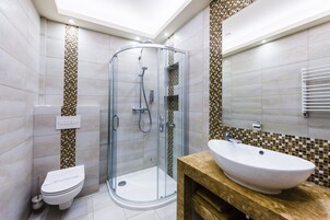 Standard Triple Room | Bathroom | Shower, free toiletries, hair dryer, towels