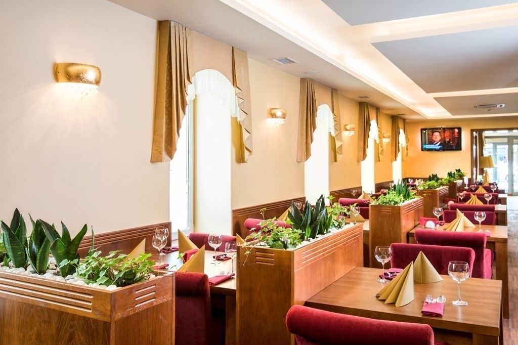 lunch and dinner served, international cuisine