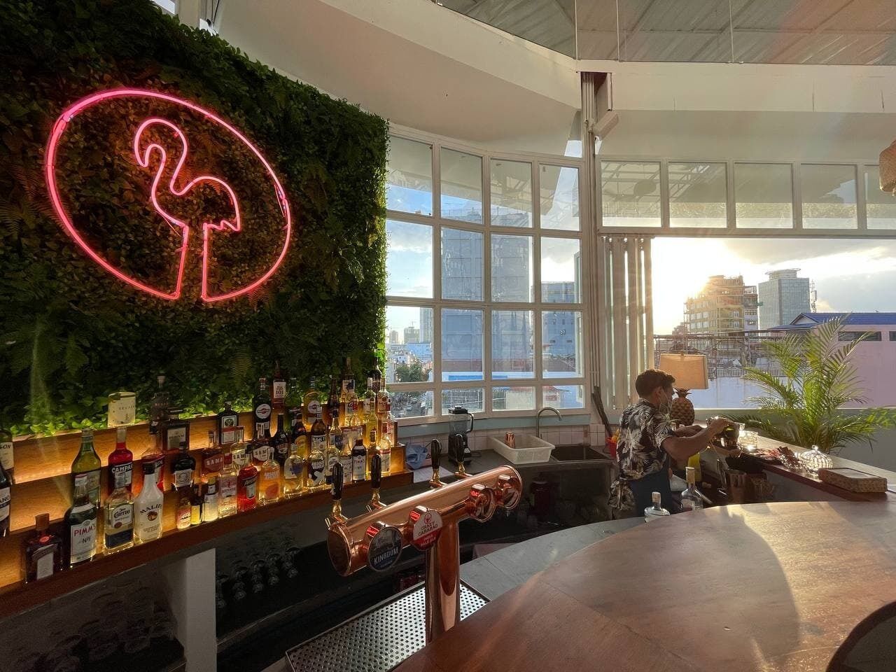 2 restaurants, breakfast, lunch served; local and international cuisine