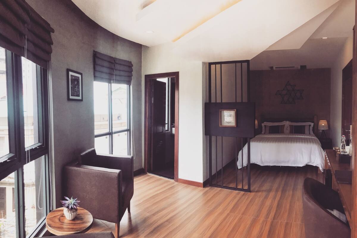 Corner Suite | 1 bedroom, pillowtop beds, in-room safe, desk