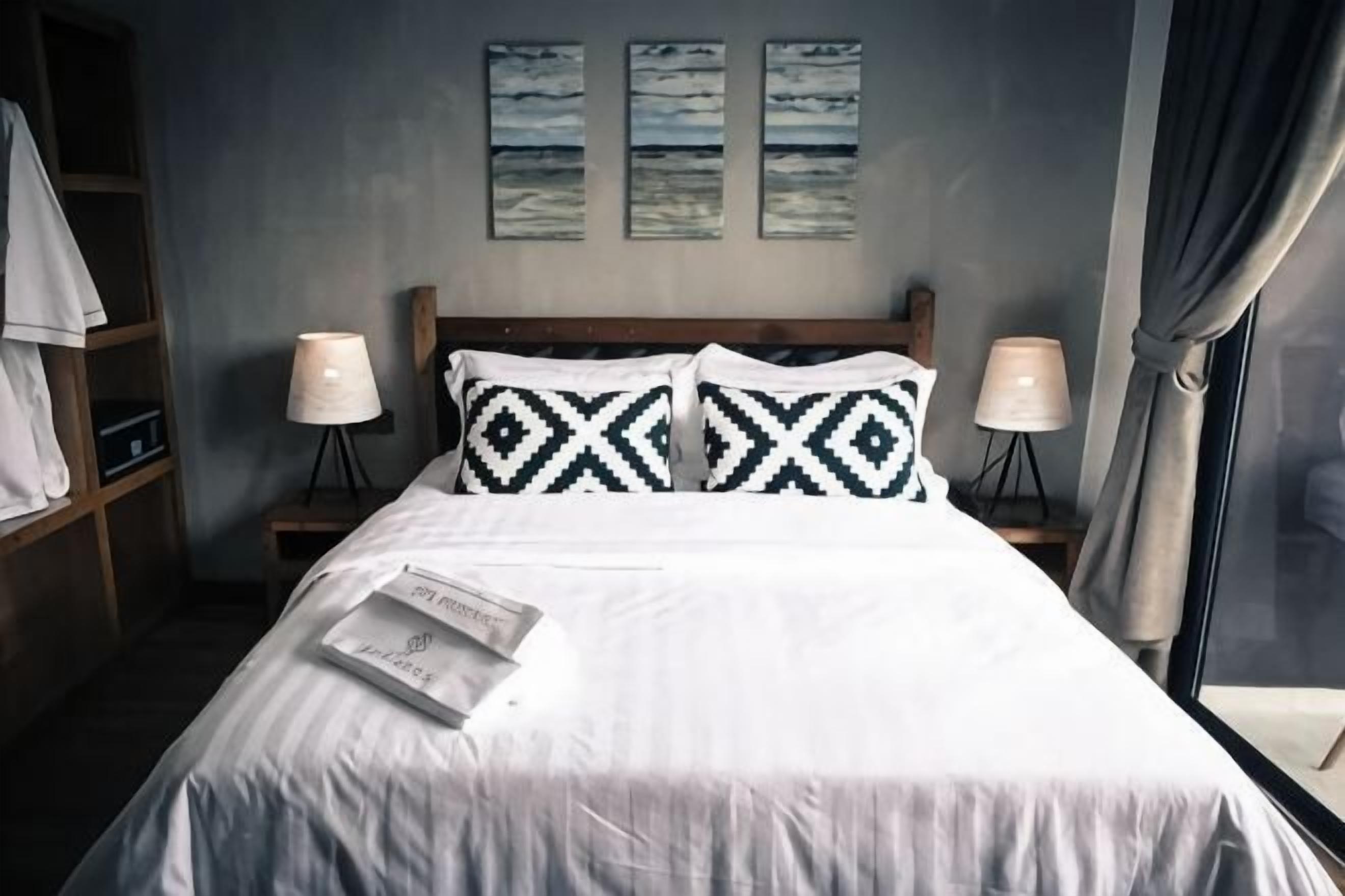 Surmatelas, coffres-forts dans les chambres, bureau, rideaux occultants
