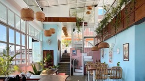 2 restaurants; breakfast, lunch, and dinner served