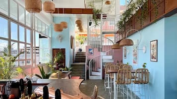 2 restaurants; breakfast, lunch, and dinner served