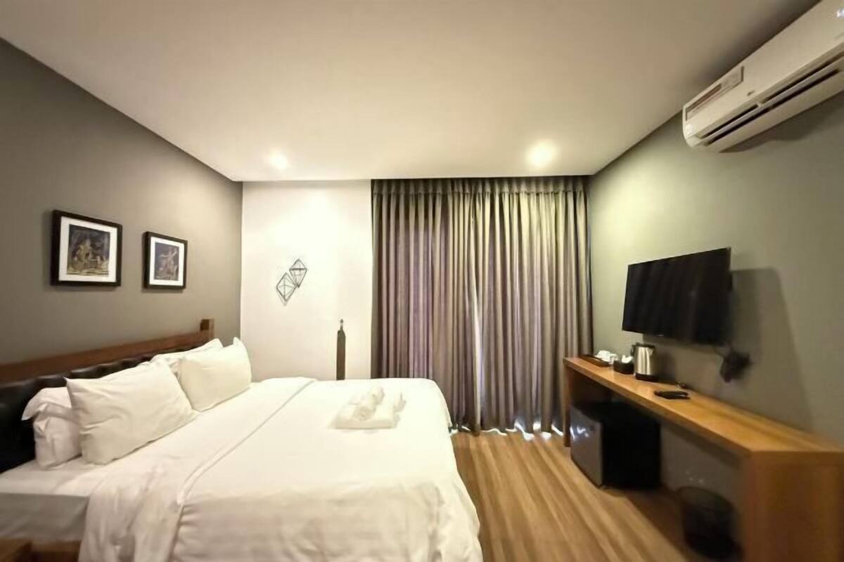 1 bedroom, pillow-top beds, in-room safe, desk