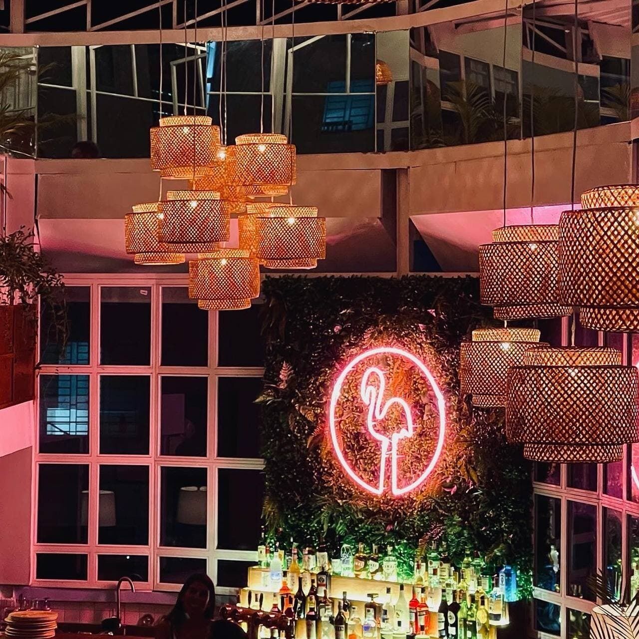 2 restaurantes; se sirven desayunos y cocina local e internacional 