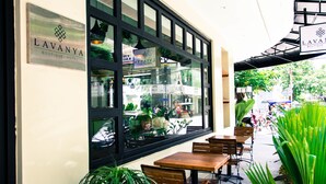2 restaurants; breakfast, lunch, and dinner served