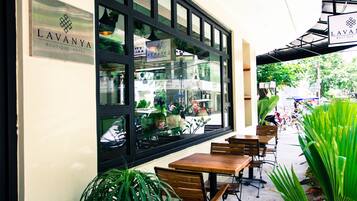 2 restaurantes; se sirven desayunos y cocina local e internacional