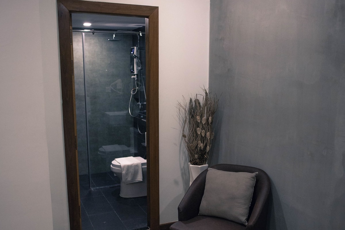 Habitación Deluxe con 2 camas individuales | Colchones con acolchado adicional, caja fuerte, escritorio