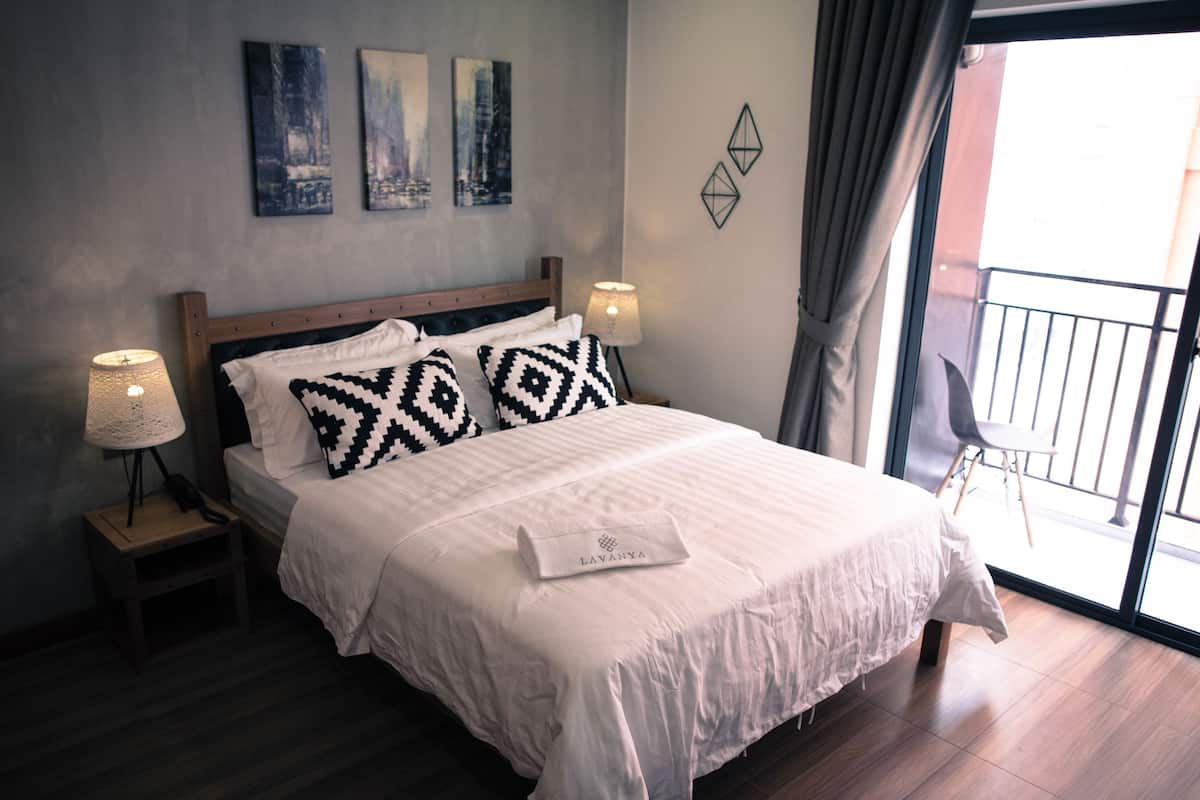 Habitación Confort doble, balcón | Colchones con acolchado adicional, caja fuerte, escritorio