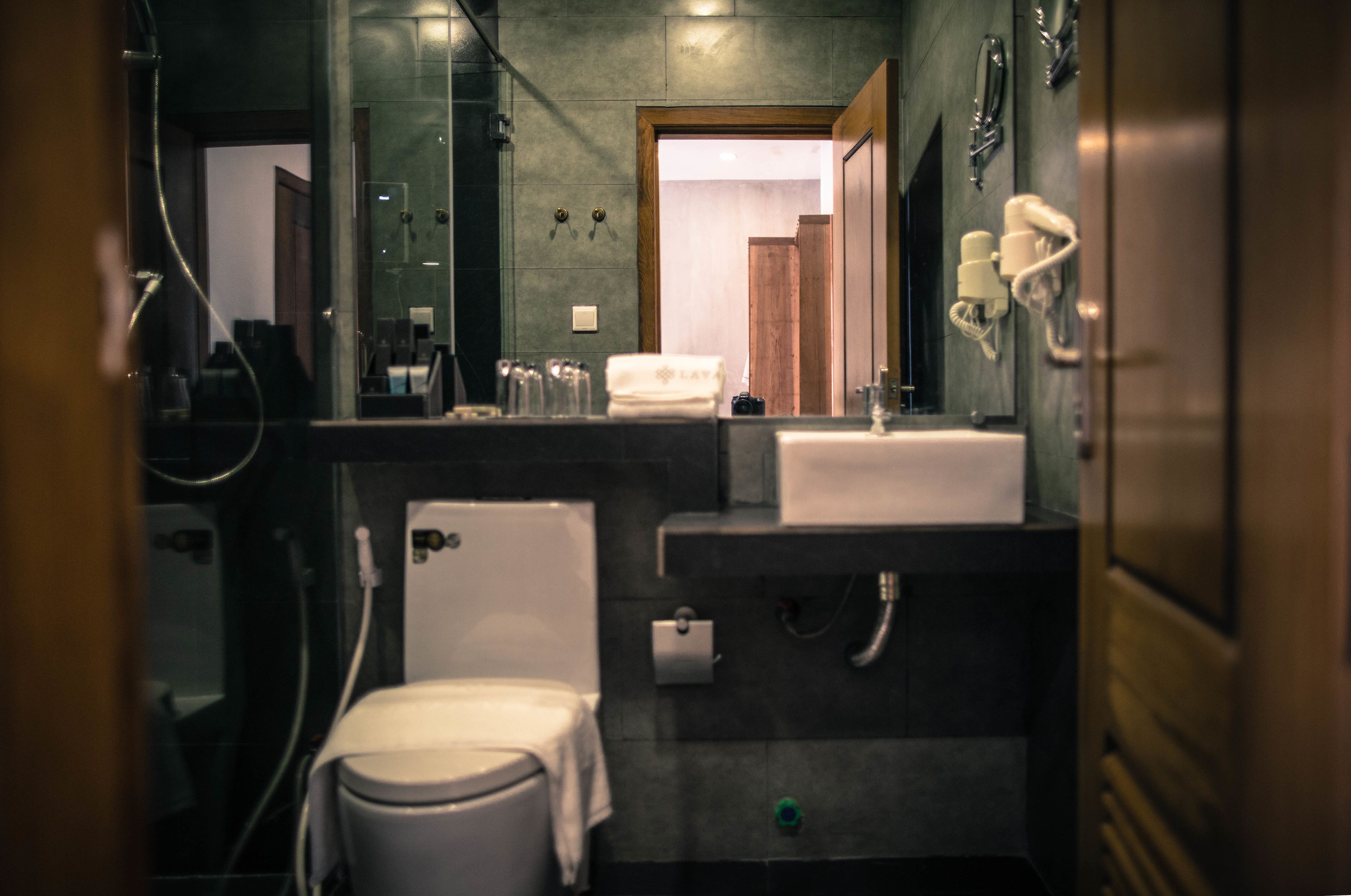 shower, rainfall showerhead, free toiletries, hair dryer