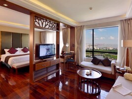 In-room safe, blackout drapes, free WiFi