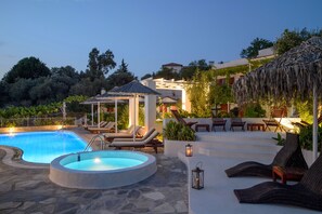 Outdoor pool, pool loungers - Hotel Elsa (Skiathos)
