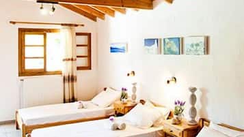 Basic Bungalow, 1 Bedroom, Poolside | In-room safe, soundproofing