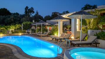 Een buitenzwembad en ligstoelen