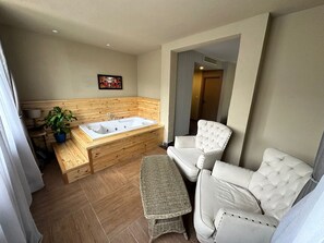 Phòng đôi Deluxe, hiên, quang cảnh sông | Bộ đồ giường cao cấp, minibar, bàn 