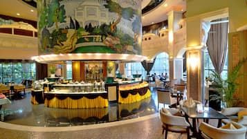 Daily buffet breakfast (CNY 98 per person)