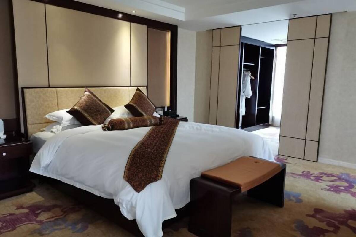 Minibar, in-room safe, desk, blackout curtains