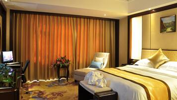 Executive Double Room | Minibar, in-room safe, desk, blackout curtains