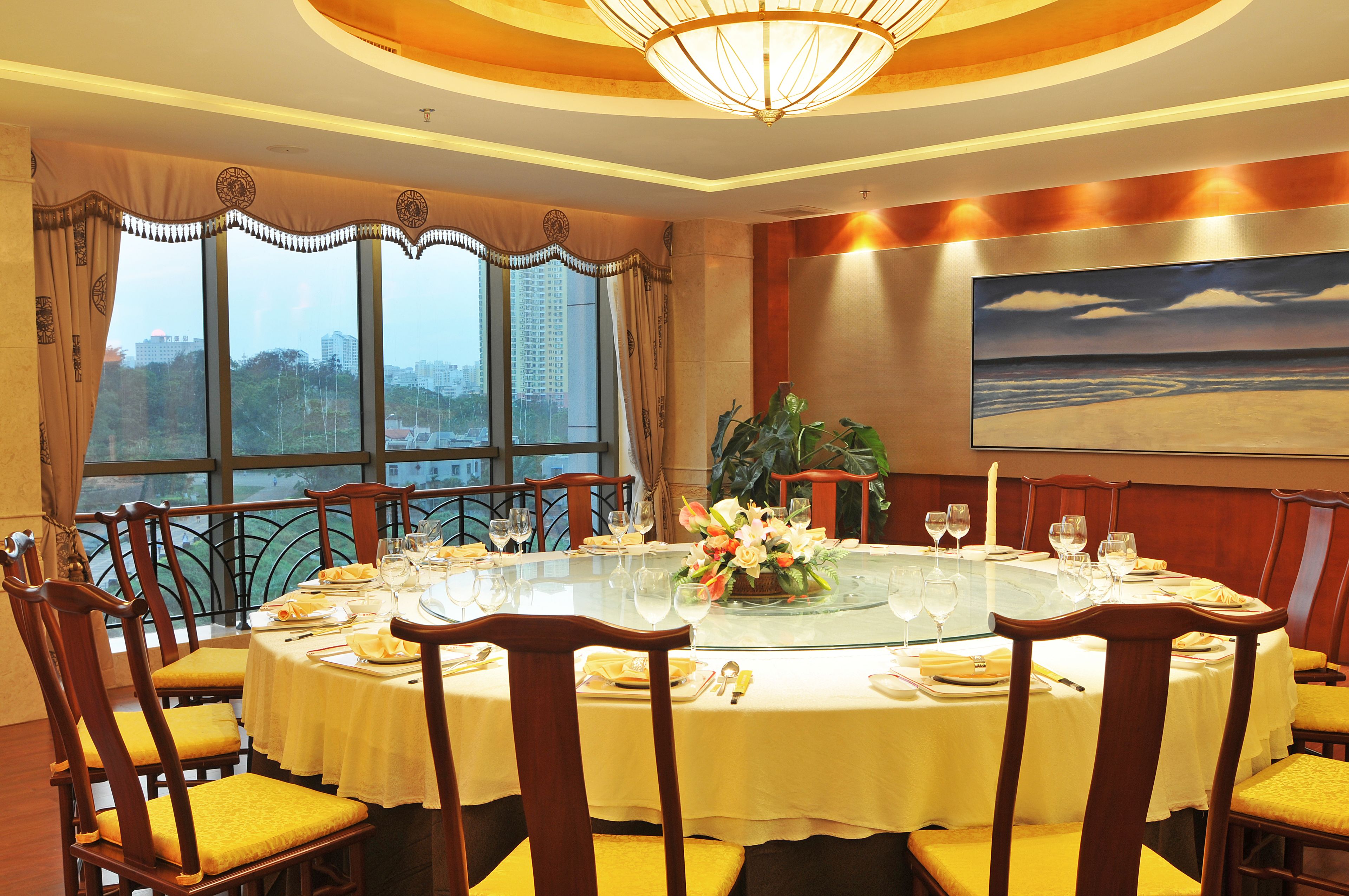 2 restaurants, breakfast, lunch served; local and international cuisine