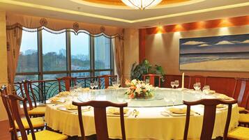 2 restaurants, breakfast, lunch served; local and international cuisine