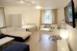 Basic Room | Living area | Flat-screen TV - Kutseli Apartments - Tiigi 8 (Tartu)