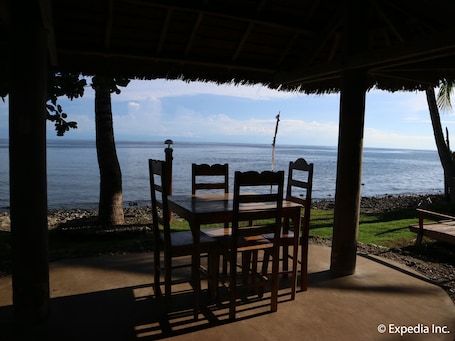 Se sirven desayunos, comidas, cenas y cocina asiática con vista al mar