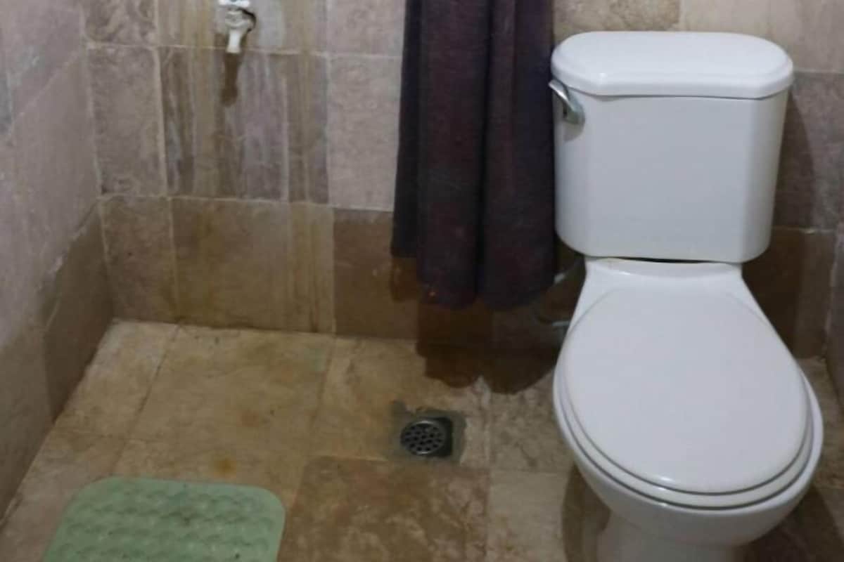 Een douche, gratis toiletartikelen, badjassen, pantoffels