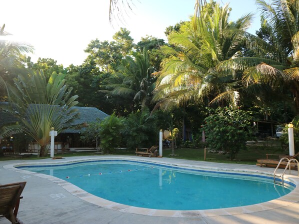 Ulkouima-allas avoinna 10.00–21.00, aurinkotuoleja