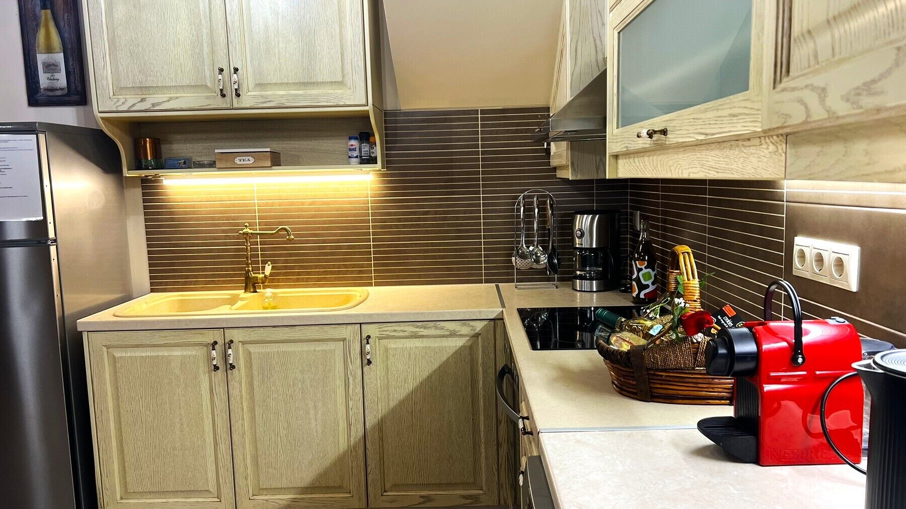 أغطية فراش متميزة وميني بار وخزنة داخل الغرفة وبديكورات فريدة لكل غرفة