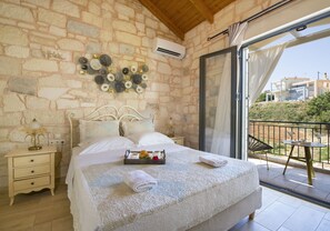 Superior villa, 2 slaapkamers, privézwembad (Christy) | Luxe beddengoed, een minibar, een kluis op de kamer