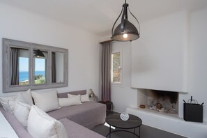 Deluxe villa, open haard, uitzicht op zee | Woonruimte | Een 42-inch flatscreentelevisie met digitale zenders en een smart-tv