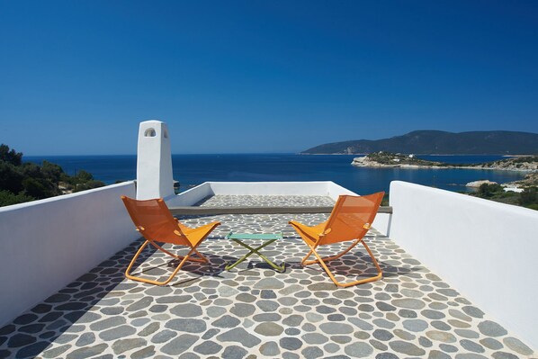 Villa de luna de miel, chimenea, vista al mar | Terraza o patio