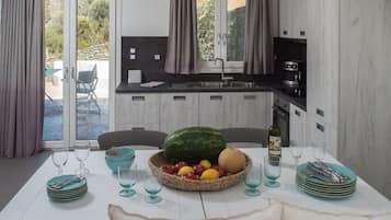 Villa Deluxe, cheminée, vue mer | Cuisine privée | Grand réfrigérateur, four, plaque de cuisson, lave-vaisselle