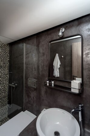 Villa panorámica, 2 habitaciones, chimenea, vista al mar | Baño | Regadera, amenidades de baño de diseñador, secadora de cabello 