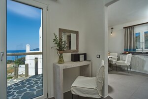 Ropa de cama de alta calidad y caja de seguridad en la habitación 