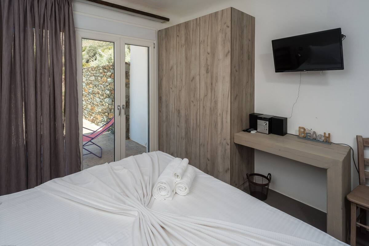 Villa panoramique, 2 chambres, foyer, vue sur la mer | Literie de qualité, coffre-fort, fer et planche à repasser