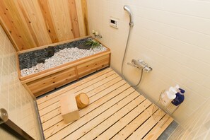 Private House | Bathroom | Separate bathtub and shower, free toiletries, hair dryer, slippers - ZEN Kyoto (Kyoto)