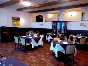 Der serveres frokost og aftensmad