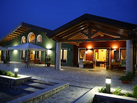 Fachada de la propiedad por la tarde o noche. Gelindo dei Magredi Country Resort