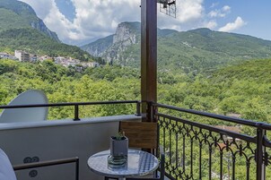 Panoramic Double Room (Olympus View) | Balcony