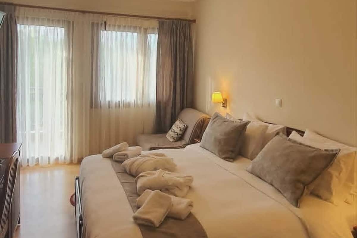 Chambre Double Supérieure | Draps en coton égyptien, literie de qualité supérieure, minibar