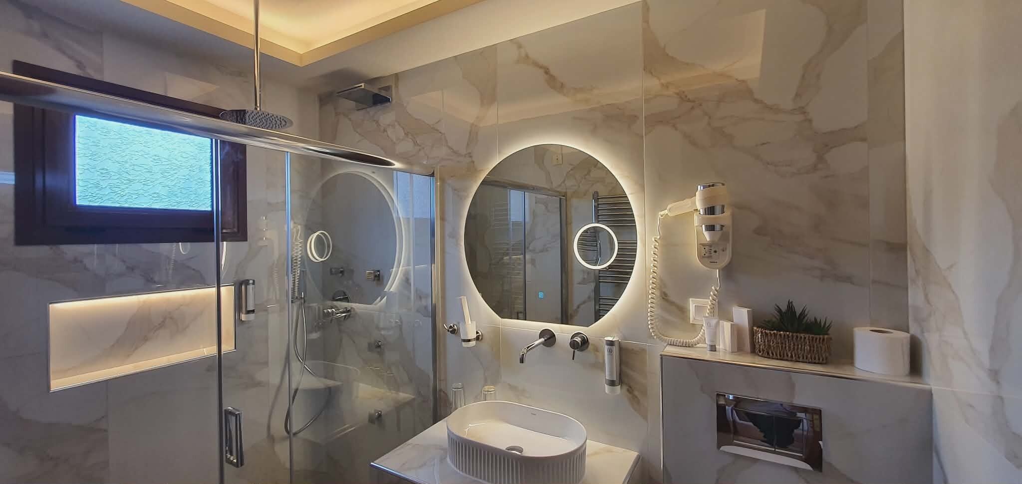 Deluxe-Doppelzimmer | Badezimmer | Designer-Toilettenartikel, Haartrockner, Hausschuhe