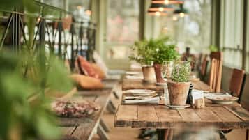 Se sirven comidas, cenas y cocina local