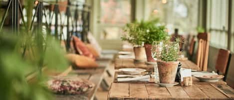 Aperto a pranzo e cena, cucina locale