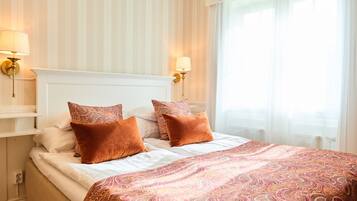 Skrivbord, mörklÀggningsgardiner, strykjÀrn/strykbrÀda och barnsÀngar