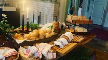 Free daily buffet breakfast
