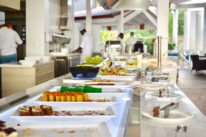 Buffet - Apartaments at Cadaques Caribe (San Rafael del Yuma)